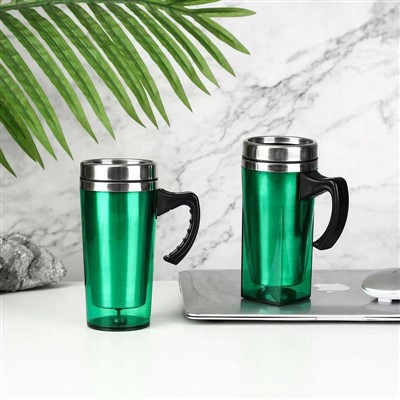 Mug tal-Ivvjaġġar tal-plastik b'Manku u Għatu
